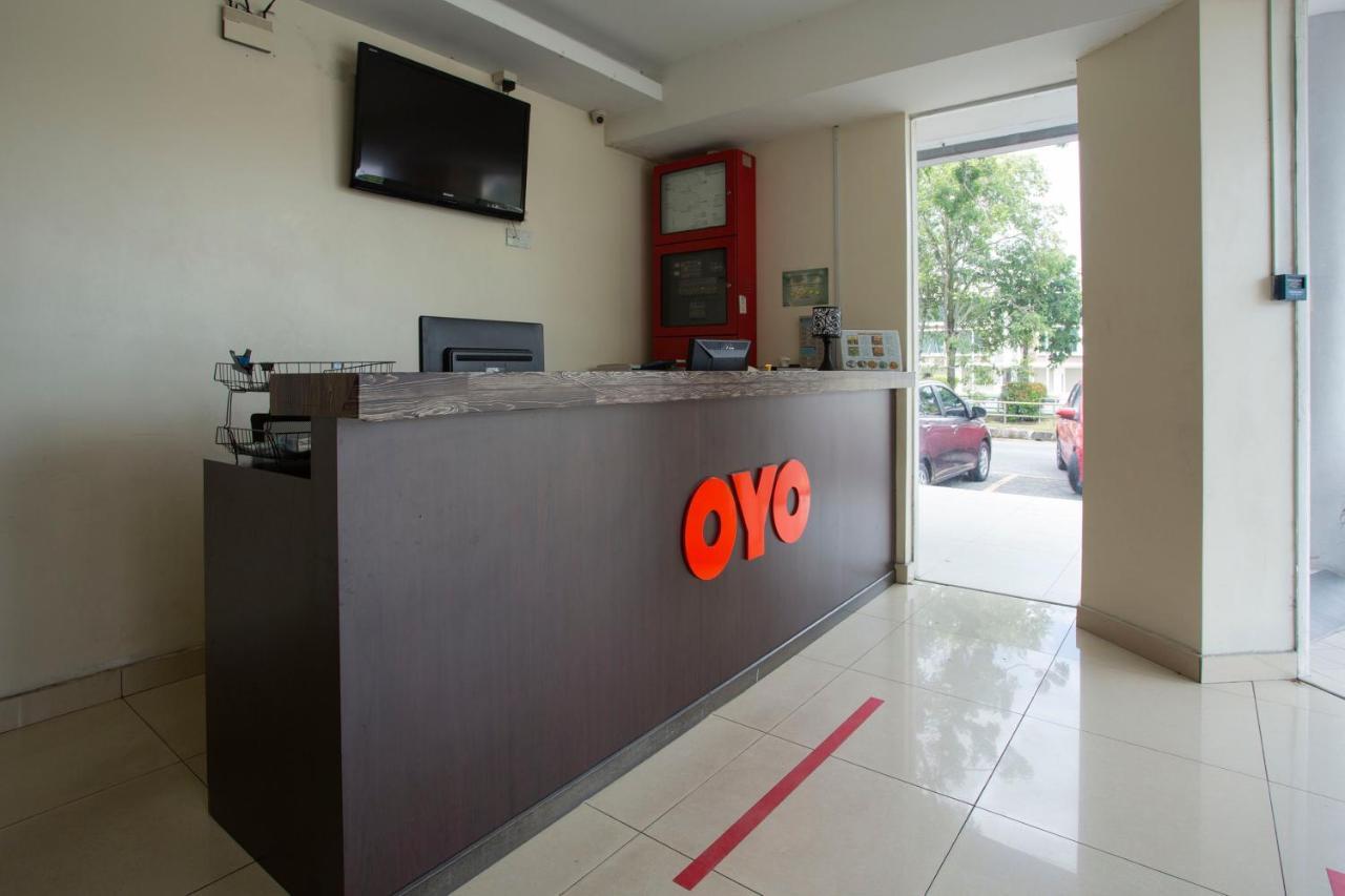 Oyo 89966 Green World Hotel @ Seri Putra Каджанг Экстерьер фото