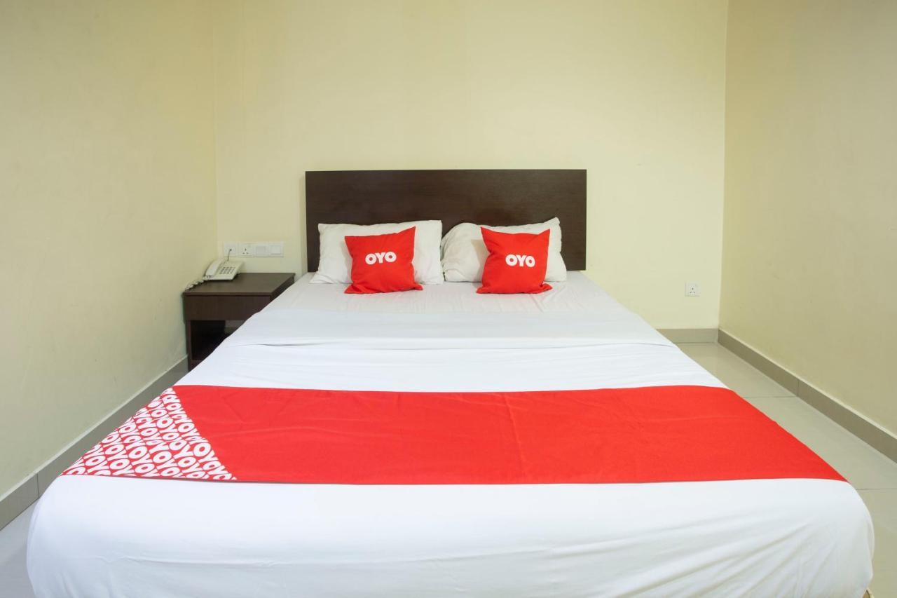 Oyo 89966 Green World Hotel @ Seri Putra Каджанг Экстерьер фото