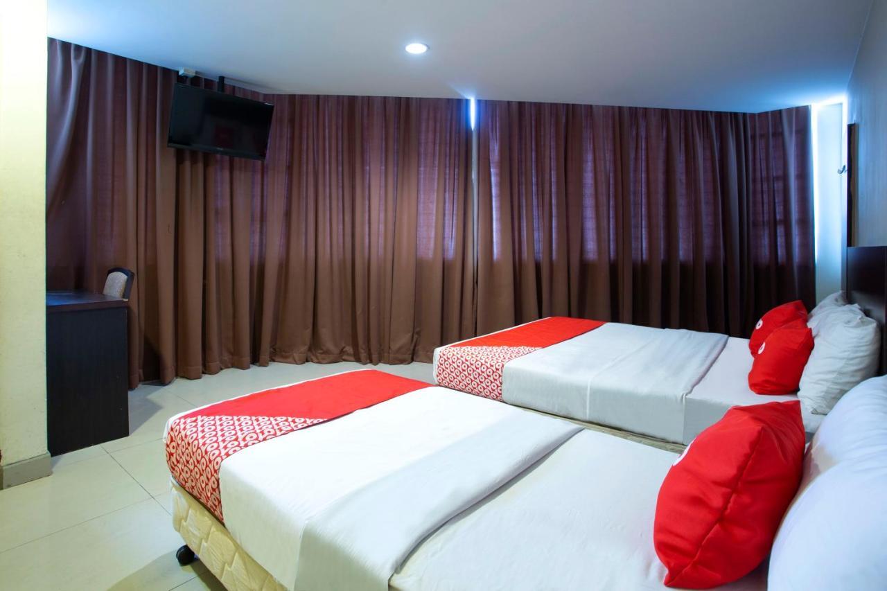 Oyo 89966 Green World Hotel @ Seri Putra Каджанг Экстерьер фото