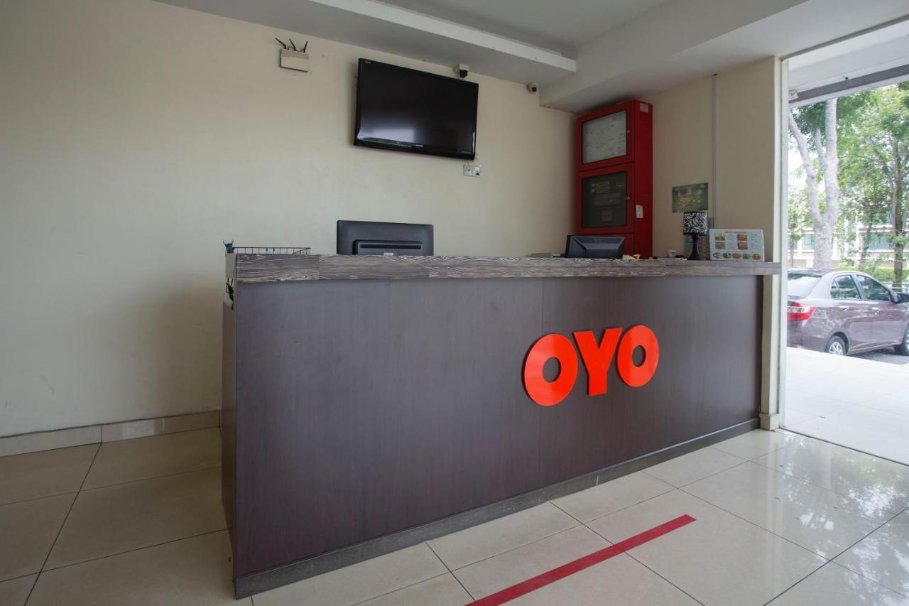 Oyo 89966 Green World Hotel @ Seri Putra Каджанг Экстерьер фото