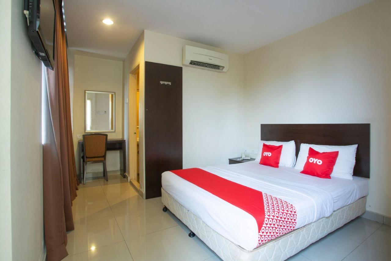 Oyo 89966 Green World Hotel @ Seri Putra Каджанг Экстерьер фото